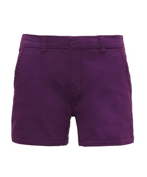 Klassisch geschnittene Shorts für Damen aus weichem Stoff. Hosenschlitz mit Reißverschluss und Knopfverschluss in der Taille. Gürtelschlaufen. Zwei seitliche Eingrifftaschen und aufgesetzte Gesäßtaschen mit Knopfverschluss. XS: 8, S: 10, M: 12, L: 14, XL: 16, 2XL: 18.