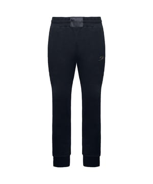 Diese Trainingshose vereint Stil, Komfort und Funktionalität und ist damit die perfekte Wahl für aktive Menschen. Die hochwertigen Materialien sorgen für Strapazierfähigkeit und ein weiches Tragegefühl. Die schwarze Farbe verleiht dem Ganzen einen Hauch von Eleganz und sorgt für Vielseitigkeit und lässt sich leicht mit anderen Kleidungsstücken kombinieren. Die Marciano Trainingshose besticht durch ihre moderne, taillierte Passform und eine schlanke Silhouette, ohne Kompromisse beim Komfort einzugehen. Sie bietet einen entspannten und dennoch schmeichelhaften Look und bietet Bewegungsfreiheit beim Training oder in der Freizeit. Diese Trainingshose wurde mit Blick auf Funktionalität entworfen und vereint Stil und Funktionalität. Sie verfügt über mehrere Taschen, darunter Seiten- und Gesäßtaschen, in denen Sie unterwegs alles Wichtige verstauen können. Der elastische Bund mit verstellbarem Kordelzug sorgt für einen individuellen und sicheren Sitz. Das dezent gestickte oder gedruckte BoxRaw-Logo steht für das Engagement der Marke für Qualität und Stil. Das Logo verleiht Authentizität und sportliches Flair und unterstreicht Ihr Engagement für Fitness. Ob im Fitnessstudio, beim Einkaufen oder einfach nur zum Entspannen zu Hause – die schwarze Trainingshose von BoxRaw Marciano für Herren ist eine vielseitige Wahl, die Mode und Funktionalität mühelos vereint. Kombinieren Sie sie mit einer passenden Trainingsjacke oder einem schlichten T-Shirt für einen kompletten und stylischen Look. Werten Sie Ihre Sportgarderobe mit der schwarzen Trainingshose von BoxRaw Marciano für Herren auf. Genießen Sie Komfort, Stil und Vielseitigkeit und das Selbstbewusstsein einer Premium-Sportmarke.
