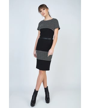 Vestido midi entallado, ligero, forrado, con rayas y detalle de piel sintética