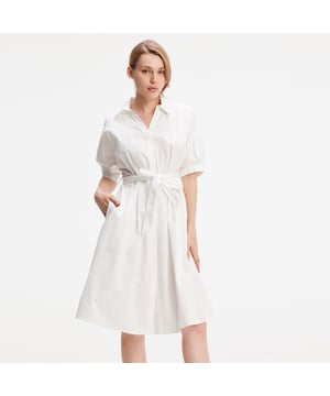 Een minimalistische en tijdloze jurk die zich aanpast aan alle silhouetten. Gebrachte taille, onderstreept door een riem en rok met trapeziumde volume. Eindeloos met ietwat gezwollen mouwen. Te dragen zonder moderatie van lente tot herfst.
 Productdetails:
 Lengte: 107 cm
 Model draagt ​​maat 8
 Modelhoogte is 5 "7
 Vorm: fit-and-flare
 Kraag
 Korte mouwen
 MIDDEN VOORKOPEN