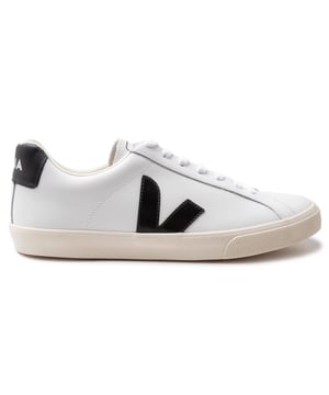 Zapatillas de deporte con cordones de cuero Veja Esplar Low Logo blancas para hombre con logo V negro en el lateral y marca en la lengüeta y en el exterior de la almohadilla acolchada del talón. Estas zapatillas de perfil bajo tienen un forro de algodón orgánico. Echo en brazil. con marca grabada en la lengüeta y suela plana de goma.