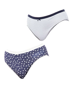 Pack x 2 Braguitas Brislip Coquette Daisypois - Janira.

El Pack x 2 Braguitas Brislip Coquette de Janira es perfecto para aquellas que buscan estilo y comodidad en su día a día. 

Este pack incluye dos bragas de corte brislip, presentadas en diferentes colores y estampados para variar tu look según el momento.

Las braguitas cuentan con una delicada blonda elástica en la cintura que no solo añade un toque femenino, sino que también asegura un ajuste cómodo y flexible. El detalle de lacito en el centro le aporta un acabado coqueto y elegante.

Fabricadas con algodón de alta calidad, estas braguitas se adaptan perfectamente a tu cuerpo, brindando suavidad y transpirabilidad. El tejido natural permite una sensación de frescura y confort durante todo el día, haciendo que sean ideales para el uso diario.

Este pack de braguitas brislip de Janira es ideal para mujeres que buscan comodidad, suavidad y un toque coqueto, con la garantía de la frescura del algodón.
 Composición: 95% Algodón, 5% Elastano
 Cuidados:
- Lavar a mano o en ciclo delicado.
- Utilizar detergente suave.
- No usar lejía.
- Secar al aire.
- No planchar.