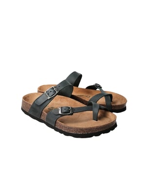 Erleben Sie den Sommer mit diesen stilvollen Damen-Sandalen! Das leichte Design sorgt für ein angenehmes Tragegefühl, ideal für heiße Tage. Hochwertige Spaltlederriemen verleihen den Sandalen eine edle Optik und lange Haltbarkeit. Verstellbare Riemen am großen Zeh und über die gesamte Fußbreite bieten Komfort und Stabilität, denn die Dornenschließen ermöglichen eine individuelle Anpassung für perfekten Sitz. Der moderne Zehentrenner sorgt für eine trendige Note und verhindert das Verrutschen. Das Korkfußbett passt sich Ihrer Fußform an und bietet außergewöhnlichen Tragekomfort den ganzen Tag über. Diese Sandalen lassen sich vielseitig kombinieren, ob zu Sommerkleidern, Shorts oder Jeans. Perfekt für Strand, Stadt oder gemütliche Spaziergänge. Genießen Sie Stil und Bequemlichkeit in einer einzigartigen Sandale!