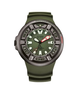 Diese Citizen Promaster Marine Analoguhr für Herren ist das perfekte Zeitmesser, um sie zu tragen oder zu verschenken. Ihr graues 48 mm rundes Gehäuse in Kombination mit dem bequemen grünen Kunststoffarmband sorgt dafür, dass Sie dieses atemberaubende Zeitmesser ohne Kompromisse genießen können. Angetrieben von einem hochwertigen Eco-Drive-Uhrwerk und mit einer Wasserdichtigkeit von bis zu 30 Bar wird Ihre Uhr zuverlässig ticken. Überlegene Funktionalität in einer beeindruckenden neuen Uhr. Diese Analoguhr hat eine Kalenderfunktion: Datum, solarbetrieben, lumineszierende Zeiger, lumineszierende Zahlen und verschraubte Krone. Hochwertiges grünes Kunststoffarmband mit einer Länge von 21 cm und einer Breite von 26 mm mit einer Schließe. Gehäusedurchmesser: 48 mm, Gehäusehöhe: 18 mm, Gehäusefarbe: Grau und Ziffernblattfarbe: Grün.