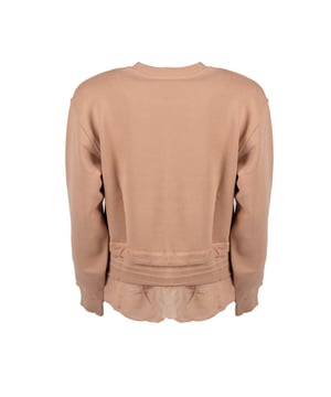 El color uniforme de esta prenda hace que sea extremadamente versátil, combinando perfectamente con una variedad de estilos, tanto para el día a día como para ocasiones especiales.

Hecha de un material de alta calidad, no solo proporciona comodidad al vestir, sino también durabilidad, lo que te permite disfrutar de ella durante mucho tiempo sin preocuparte por perder su aspecto único.

Los puños elásticos en la cintura y en las muñecas no solo añaden un toque de estilo, sino también funcionalidad, asegurando un ajuste perfecto al cuerpo y protección contra el frío.

El detalle de marca en el pecho es un elemento sutil pero distintivo que resalta el prestigio y la calidad del producto, haciéndolo único en su clase.

Los volantes decorativos en la cintura añaden un toque de encanto romántico y gracia femenina, haciendo que cada movimiento sea más ligero y elegante.