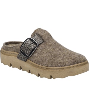 Descubra el acogedor mundo de JOSEF SEIBEL con la Carmaux 08, una zapatilla especialmente diseñada para la mujer. En marrón y pardo, este zapato desprende un ambiente cálido y acogedor, perfecto para los días relajados en casa. Confeccionada con una parte superior de fieltro de alta calidad y una plantilla textil que puede extraerse y sustituirse por su propia plantilla ortopédica, la Carmaux 08 ofrece un confort y una flexibilidad inigualables. La suela de PU, conocida por sus excelentes propiedades de amortiguación, tiene un perfil de textura gruesa, que no sólo garantiza una pisada segura, sino que también acentúa la durabilidad de la zapatilla. Lo más destacado de esta zapatilla es la suela de plataforma, que se presenta en un armonioso color marrón y, junto con el estilo Strobel, un método de unión tradicional y que mejora la calidad, representa la excelencia y la artesanía de JOSEF SEIBEL. La línea de productos Relax, antes conocida como Westland, garantiza la mejor calidad y ajuste. Equipada con un cierre de hebilla, la zapatilla se puede personalizar para garantizar un ajuste cómodo durante todo el día. Esta zapatilla no sólo es adecuada para su uso en casa, sino también para actividades de ocio ligeras, lo que la convierte en una compañera versátil. JOSEF SEIBEL es sinónimo de moda lenta, es decir, de calzado producido de forma sostenible, fabricado con esmero y de acuerdo con los más altos estándares de calidad. El Carmaux 08 es la prueba de la combinación de la zapatería tradicional con el confort moderno, ideal para quienes valoran la calidad, la comodidad y el diseño duradero.
