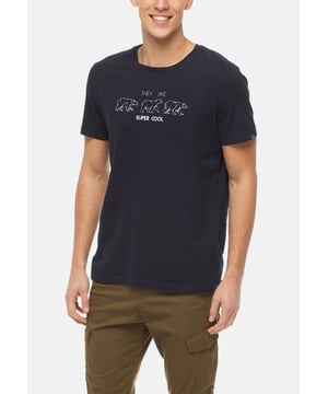 Dieses klassisch geschnittene T-Shirt für Männer hat kurze Ärmel und einen Rundhalsausschnitt, der mit einem Rippenbündchen abschließt. Es ist aus weicher Baumwolle gefertigt, die sich angenehm auf der Haut anfühlt und sehr angenehm zu tragen ist. Der Statement-Print auf der Brust und das Label-Patch auf dem Ärmel runden das unifarbene Design ab.