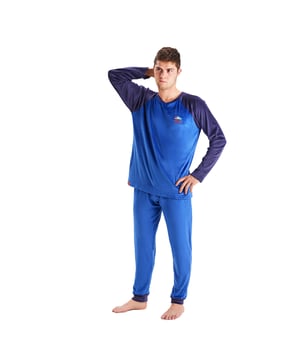 Descubre el confort y la elegancia del pijama para caballero de Munich.

Diseñado en lujoso terciopelo, este pijama hombre invierno es perfecto para disfrutar de las noches frías con un toque de sofisticación. Su suave textura proporciona una calidez excepcional, ideal para relajarte en casa.

El conjunto incluye una camiseta de manga larga que destaca por su diseño moderno, adornada con gráficos de la marca.

Por otro lado, los pantalones cuentan con una cintura elástica ajustable que garantiza un ajuste perfecto y libertad de movimiento. Además, están diseñados con prácticos bolsillos laterales, ideales para llevar tus objetos esenciales mientras disfrutas de momentos de relajación.

Las costuras vistas a tono añaden un detalle sutil pero elegante.

Añade un toque de lujo a tus noches con este pijama de terciopelo que redefine la relajación.
 Composición: Camiseta: 95% Poliéster, 5% Elastano; Pantalón:  95% Poliéster, 5% Elastano.
 Cuidados:
-Lavar en un ciclo suave.
-Siempre usar agua fría o tibia. 
-No usar secadora. Es mejor secarlo al aire. 
-Si es necesario, planchar a temperaturas bajas.
-No usar blanqueadores.