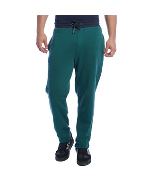 Pantalón de chándal para hombre de La Martina.

Comodidad y estilo se fusionan en este pantalón deportivo de La Martina, una prenda diseñada para los hombres que valoran tanto el diseño como la funcionalidad. 

Detalles:

- Confeccionado en algodón de alta calidad con forro polar interior, ofreciendo máxima suavidad y calidez.
- Cintura elástica con cordón para un ajuste personalizado.
- Bolsillos laterales inclinados que ofrecen practicidad y funcionalidad.
- Bolsillo trasero con bordado.
- Bordado con el logotipo de La Martina en la pierna, reflejando la herencia del polo argentino.
- Detalle decorativo con un número bordado en la parte trasera.
- Diseño relajado con tobillos ajustados que aportan un toque moderno y favorecedor.

Este pantalón deportivo de La Martina no solo combina estilo y funcionalidad, sino que también ofrece una calidez adicional gracias a su forro polar interior. Ideal para los días más fríos, es una prenda versátil y cómoda que mantiene el inconfundible toque de elegancia de la marca.
 Composición: 100% Algodón
 Cuidados:
- Lavar máximo a 30°C en ciclo suave.
- No usar lejía ni blanqueadores.
- No secar en secadora.
- Planchar a baja temperatura si es necesario, evitando los bordados.
