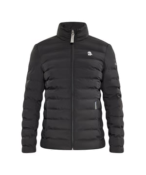 Die Temperaturen sinken, dann ist es Zeit für die wattierte und warme Winterjacke von Schmuddelwedda. Überzeugend in Design und Funktion bietet sie durch die Beschichtung eine wind- und wasserdichte Oberfläche, die zusammen mit den nahtlosen, wattierten Kammern für Wohlbefinden sorgt.. Die seitlichen Reißverschlusstaschen sowie ein elastisches Saumband sorgen für optimalen Schutz. Für den coolen Schmuddelwedda-Look sorgen diverse Logo-Details.  Übergangsjacke/Winterjacke