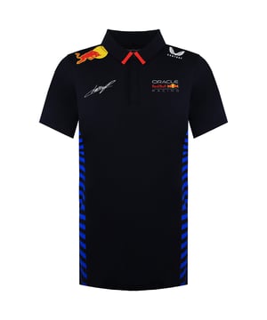 Hergestellt aus hochwertigem, atmungsaktivem Stoff bietet dieses Poloshirt überlegenen Komfort, egal ob Sie an der Rennstrecke stehen oder in der Stadt unterwegs sind. Der tiefblaue Farbton wird durch markante Teambranding und das charakteristische 11 Perez. Detail ergänzt, das die Leidenschaft und das Können eines der Starfahrer von Red Bull Racing feiert. Ein zeitloses Design, das mit einer taillierten Passform und subtilen Akzenten versehen ist, sorgt für einen eleganten Look, der sportlichen Geist mühelos mit Alltagsstil verbindet.

Wesentliche Merkmale:  
Offizielles Team-Merchandise:

Authentische Red Bull Racing Bekleidung mit dem exklusiven Teamline 11 Perez Branding.

Premiumstoff:

Hergestellt aus einer leistungsstarken Mischung, die sowohl Atmungsaktivität als auch Langlebigkeit bietet und Komfort an langen Tagen gewährleistet.

Auffälliges Navy-Design:

Die tiefblaue Farbe verleiht eine schlanke, moderne Ästhetik, die durch auffällige Team- und Fahrerdetails akzentuiert wird.

Taillierte Passform:

Entwickelt für eine zeitgemäße, schlanke Silhouette, die nahtlos von der Rennstrecke zu lässigen Ausflügen übergeht.

Vielseitiger Stil:

Ideal für Renntage, Fan-Treffen oder den Alltag, ermöglicht Ihnen dieses Poloshirt, Ihre Leidenschaft für den Motorsport mit Stolz zu zeigen.

Erheben Sie Ihre Fan-Garderobe mit dem Red Bull Racing Official Teamline 11 Perez Herren Poloshirt in Navy – eine perfekte Fusion aus Stil, Komfort und hochtourigem Renngeist.