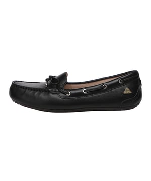 Grebes encarna la elegancia atemporal con su elegante diseño, destinado a ser tu elección para el verano. Confeccionado con un forro de piel transpirable y disponible en una paleta de tonos neutros y pastel suaves, es ideal para todas tus próximas aventuras veraniegas.