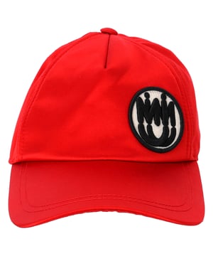 VINTAGE, UVP WIE NEU  
Die Miu Miu Logo Patch Baseballkappe aus rotem Canvas ist ein stilvolles und funktionales Accessoire, das zeitgenössische Coolness ausstrahlt. Das auffällige Logo-Patch auf der Vorderseite setzt ein mutiges Statement, während der geschwungene Schirm eine zeitlose Silhouette verleiht. Mit einem verstellbaren Riemen auf der Rückseite für eine individuelle Passform ist diese Kappe eine schicke und zwanglose Möglichkeit, jedes Outfit zu vervollständigen.  

Miu Miu Logo Patch Baseballkappe aus rotem Canvas  
Zustand: Ausgezeichnet  
Tragespuren: Keine Tragespuren vorhanden.  
Verpackung: Keine  
Farbe: Rot  
Material: Canvas  
Größe: INT | S  
Maße: Höhe: 150; Länge: 290  
SKU: NAPPUDEAC444707W