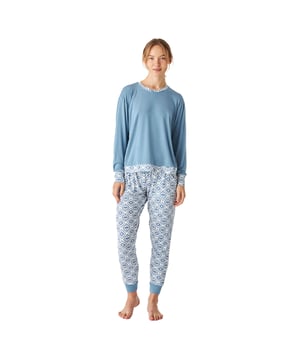Pijama de mujer de manga larga con un diseño elegante y cómodo, ideal para descansar o relajarse en casa.

Su diseño moderno y sofisticado se adapta perfectamente a la figura femenina, realzando la silueta con un estilo chic y relajado.

El conjunto incluye una parte superior de manga larga con un elegante cuello redondo, diseñada para brindar comodidad y estilo.

El pantalón largo, con un atractivo estampado, tiene un ajuste holgado con puños elásticos, dos prácticos bolsillos laterales y una cintura elástica ajustable mediante cordones, asegurando un ajuste cómodo y funcional.

Esta pijama está diseñada para brindar máxima comodidad durante el descanso.

Confeccionada en materiales ligeros y suaves, es perfecta para cualquier época del año.
 Composición: Camiseta: 95% Modal, 5% Elastano; Pantalón: 95% Modal, 5% Elastano
 Cuidados:
-Lavado a máquina en frío y en ciclo suave para evitar el desgaste de las fibras.
-No usar lejía o blanqueadores
-Secar al aire libre o en secadora a baja temperatura para evitar que se encoja o pierda su forma.
-Planchar a temperaturas bajas.