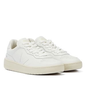 Verhoog je stijl met sneakers met een bovenwerk van O.T. (Organic Traced) leer, afkomstig van 100% biologisch gecertificeerde boerderijen in Uruguay. Het iconische V-logo, gemaakt van Amazone-rubber, voegt een unieke touch toe. Omarm duurzaamheid met de voering van 100% gerecycled polyester, terwijl de buitenzool van Amazone-rubber een ecologisch verantwoorde flair aan je modieuze look toevoegt.