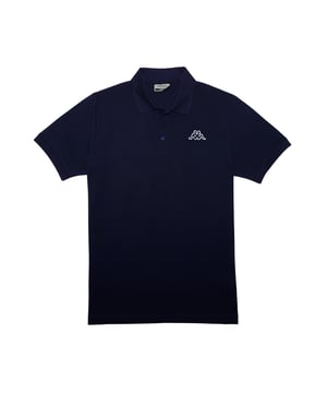 Dieses Kappa Poloshirt für Herren kombiniert sportlichen Stil mit zeitloser Eleganz. Der klassische Polokragen und die Knopfleiste verleihen dem Design eine gepflegte Note, während der dezente Logostick auf der Brust den markentypischen Akzent setzt. Mit seinen kurzen Ärmeln und dem Regular Fit bietet das Poloshirt eine bequeme Passform, die sich ideal für den Alltag und lässige Anlässe eignet. Gefertigt aus hochwertigen Materialien, garantiert es einen hohen Tragekomfort und bleibt auch nach vielen Einsätzen angenehm weich und formstabil.