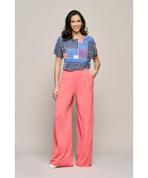 Maak kennis met de Ivy palazzo broek van Mart Visser, het ultieme mode-item in de nieuwste collectie. Deze zomerse pantalon onderscheidt zich door een high-fashion silhouet met extra wijde, rechte broekspijpen. De broek in een prachtige koraalkleur voegt een opvallend eigentijds accent toe. Met een brede tailleband en ultrawijde pijpen die dankzij de lichtgewicht, luchtige viscose kwaliteit soepel langs je lichaam vallen, biedt deze broek ultiem draagcomfort. Het elastiek in de tailleband draagt hier nog eens extra aan bij. Let vooral op de bijzondere designerdetails, zoals de plooitjes in de tailleband en de steekzakken. Gedurfd, verfijnd en een waar fashionstatement; de Ivy palazzo broek is een perfecte aanvulling voor je garderobe!