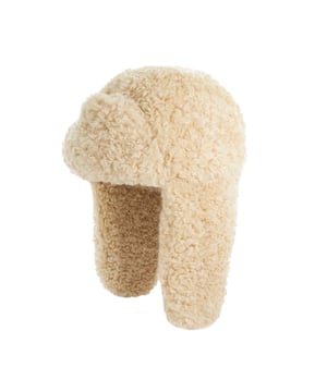 Embrace the winter weather in style with Fuzzy. This fashionable trapper hat is made from a soft faux shearling fabric for a seriously warm and comfy fit and features ear flaps that extend down to cover the ears for extra protection against the cold. Branded with a subtle tab it's the perfect accessory on cold days.