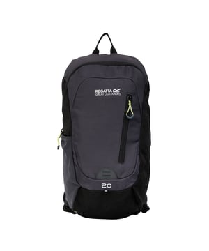 
Materiaal: Polyester. Denier: 600D. Capaciteit: 20L. Zakken: 1 Voorzak, Fles. Compartimenten: 1 Hoofdcompartiment. Geschikt voor: 13in Laptop. Verstelbare sternumband, Air Mesh rug, handgreep, gewatteerd, gewatteerde verstelbare schouderbanden, ritstrekkers. Ontwerp: Contrast, Logo, Reflecterend Detail. Stoftechnologie: Duurzaam, waterafstotend. Bevestiging: Ritssluiting.