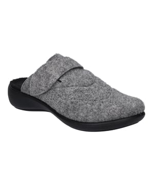 Para que los pies estén realmente calientes, el zapato está forradas con felpa. El modelo garantiza una entrada fácil gracias a un Ilamativo cierre con hebilla. Este modelo también está equipado con una plantilla intercambiable. El método de fabricación Strobel se utiliza normalmente para los sneakers porque hace que el zapato sea especialmente ligero. Con el ancho de zapato G 1/2, Korsika 308 ofrece una anchura normal. Sigue tu camino con la acompañante de todos los días para el hogar.