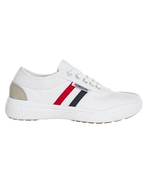 Nuestra zapatilla de lona retro combina comodidad y moda en un solo zapato. Esta zapatilla retro utiliza ideas de los años 90 y crea un universo retro, allí con sus múltiples combinaciones de colores alegra tu estilo diario. Detalles del producto. Cordones regulables para un ajuste adecuado. Disponible en numerosos colores para adaptarse a sus preferencias. Unisex. Zapato ligero. El zapato de cordones de corte bajo permite la rotación y la flexibilidad. Parte superior: lona y ante de vaca. Suela: RB Guía de tallas/ajuste. Si estás entre dos tallas, te recomendamos que elijas la más grande. Guía de lavado. Se recomienda no lavar el zapato.