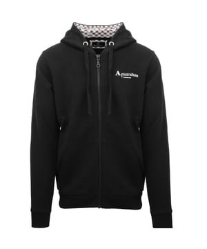 Aquascutum Classic Embossed Signature Logo Black Zip-Up Hoodie. Dieser Aquascutum Logo Black Zip Hoodie von Aquascutum ist die perfekte Mischung aus modisch und funktional. Er ist aus leichtem, atmungsaktivem Material gefertigt und hat ein stilvolles Logodetail, das jeden Freizeitlook aufwertet. Bleiben Sie heute warm und stilvoll mit Aquascutum! Elastische Ärmelabschlüsse und Taille, Kapuze mit Kordelzug. Kapuzenpulli aus 100% Baumwolle, 2 offene Taschen. Normale Passform, fällt größengerecht aus. Style Code: FCZ723 99