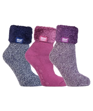 Die gleiche Gemütlichkeit und Wärme wie die ursprüngliche Heat Holders Thermosocke, aber in einer kürzeren Knöchellänge mit gemütlichen Umschlagbündchen. Diese Socken sind ideal zum Faulenzen zu Hause, und wenn Sie sich nicht entscheiden können, welche Sie wollen, keine Sorge, es gibt ein 3er-Paar! Sie enthalten auch einen rutschfesten Gripper an der Unterseite für maximalen Halt auf Holz- oder Fliesenböden in Innenräumen. Eingewickelt in ein hübsches Band mit der Aufschrift "Just for you" sind diese Lounge-Socken ein tolles Geschenk, ob zu Weihnachten oder einem anderen Anlass. Die Heat Holders sind dick, klobig und haben eine Tog-Einstufung von 2,34. Sie werden aus einem speziell entwickelten schweren Garn hergestellt, das extreme thermische Eigenschaften hat. Mit ihrer langflorigen Polsterung tragen diese Thermosocken dazu bei, dass sich die Füße rundum wohl fühlen und unterstützt werden. Die Innenseite jeder Socke ist intensiv gebürstet, was sich nicht nur sensationell weich anfühlt, sondern auch die warme Luft nahe an der Haut einschließt und die Füße länger warm hält, selbst an den kältesten Tagen. Jedes 3er-Pack kommt mit 3 verschiedenen Farben, ist für Damen in Einheitsgröße und besteht aus 58% Acryl, 36% Polyester, 5% Nylon und 1% Elastan. Sie sind außerdem bei 40° in der Maschine waschbar. Nicht im Trockner trocknen.