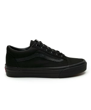 Especificaciones: Zapatillas deportivas Total Black de tela con detalles en símil piel, con logo aplicado en lengüeta y talón Parte superior: Tela, símil piel Cordones: Cordones planos Tipo de suela: Suela plana con logo