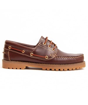 Gemaakt in Spanje. Purapiel, 10 jaar garantie. Casual bootschoenen voor heren. Gemaakt van 100% natuurlijk leer, chroom VI vrij. Hoogwaardige materialen. Handgemaakte stiksels. Rubberen antislipzool. Door andere merken voor ons merk gemaakt.