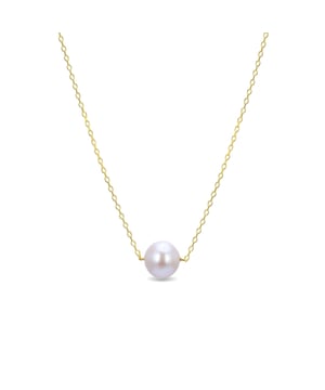Collar sadah de plata de ley 925 y perla blanca con acabado en baño de oro amarillo de 18 quilates. Essential encarna la sencillez refinada, piezas atemporales con líneas suaves y el brillo adicional de las circonitas. Joyas básicas sin pretensiones que son perfectas para el uso diario, pero también pueden funcionar en ocasiones especiales.