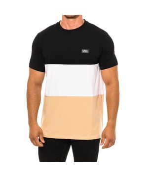 Camiseta manga corta 755405 hombre Karl Lagerfeld.

Presenta un cuello redondo acanalado, aportando un detalle texturizado y de estilo clásico.
Cuenta con el logo de la marca Karl Lagerfeld en el frontal superior.
El corte y diseño sencillo permiten versatilidad en los looks y facilidad de combinación.
Esta camiseta de manga corta de Karl Lagerfeld es una prenda casual y polivalente, adecuada para múltiples ocasiones.
Su sencillez y comodidad, junto con el prestigio de la marca, la convierten en una opción atractiva y versátil.
 Composición: 95% Algodón, 5% Elastano
 Cuidados:
Lavar a temperatura máxima 30º.
Planchar a baja temperatura.
No usar lejía.
No usar secadora.
No lavar en seco.