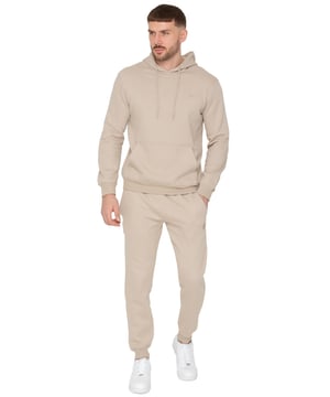 Frische deine legere Garderobe mit dem Enzo Pullover Trainingsanzug für Herren auf. Dieses stilvolle Ensemble besteht aus einer Hoodie aus einer weichen Baumwoll-Polyester Mischung mit gerippten Bündchen, einer Kapuze mit Kordelzug und einer Kängurutasche für Bequemlichkeit. Das gestickte Enzo Logo verleiht eine modische Note. Kombiniert mit slim-fit Jogginghosen mit elastischem Bund, gesticktem Logo und Fleece Futter bietet dieser Trainingsanzug sowohl Komfort als auch Stil, perfekt für den täglichen Gebrauch