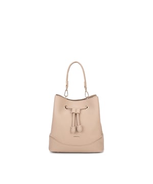 Damenhandtasche mit Kordelzugverschluss. eine offene Innentasche. fehlende Außentaschen. verstellbarer und abnehmbarer Schultergurt. Im PU-Griff. ein Innenfach.  Außenmaterial. Innen ungefüttert. Maße: 24x25,5x16 cm. Modeprodukt