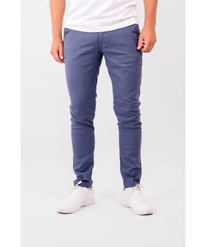 Bei TeeShoppen erhalten Sie unsere beliebte Performance Pants™ in einer ganz neuen Struktur. Genau wie unsere ursprüngliche Performance Pants™ bietet sie viel Stretch, damit du den ganzen Tag in Bewegung bleibst. Sie sind einfach die perfekte Alltagshose. Während unsere Original Performance Pants™ aus 76 % Polyester, 20 % Viskose und 4 % Elastan bestehen, sind unsere Structure Performance Pants™ aus 98 % Baumwolle und 2 % Elastan gefertigt, sodass Sie keine Kompromisse bei Komfort und Funktionalität eingehen müssen. Außerdem ist der Stoff so gewebt, dass die Fasern eine strukturierte Oberfläche bilden, die aus der Nähe betrachtet werden kann. Die Hose hat außerdem aufgesetzte Gesäßtaschen. Wenn Sie hohe Ansprüche an die Funktionalität und Qualität Ihrer Kleidung stellen, ist die Perform-Kollektion von TeeShoppen die richtige Wahl für Sie. Wir haben diese Kollektion entwickelt, um die besten Kleidungsstücke für Sie herzustellen, mit Materialien, die weich, bequem und dehnbar sind, so dass Sie sie den ganzen Tag tragen können.

Hier sehen Sie eine Hose in der Farbe Blau. Die Hose hat eine schmale Passform. Das Modell ist auch in Regular fit erhältlich.

Welche Größe hat die Hose? Die Hose kann in 18 verschiedenen Größen ausgewählt werden. Siehe und wählen Sie die Größe unter "Größe". Die Größen sind für Männer angepasst.

Über TeeShoppen: Preis und Qualität müssen nicht immer dasselbe sein, und das wollen wir mit unseren Produkten von TeeShoppen unterstreichen. Das Ziel unseres Sortiments ist es, Ihnen die Möglichkeit zu geben, Ihre Garderobe mit Kleidungsstücken zu ergänzen, die sowohl einfach als auch modern sind. Und es ist nicht langweilig, nur weil es einfach ist. Die Kleidungsstücke sind aus luxuriösen Materialien gefertigt, die angenehm zu tragen sind und sich für jede Gelegenheit stylen lassen. Sie suchen nach einem Ort, an dem Sie zeitlose Kleidung für Männer und Frauen finden? Bei TeeShoppen zahlen Sie nicht für teure Marken und Kosten - nur für Qualität und Service. Wir erweitern ständig unser Sortiment, so dass Sie bei uns immer die neueste Mode kaufen können.