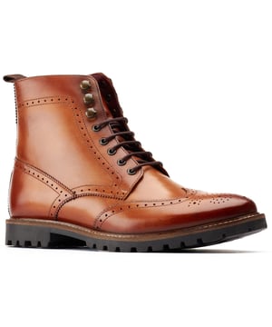 Wenn Sie auf der Suche nach einem stilvollen Stiefel sind, der nicht nur Tapferkeit ausstrahlt, sondern auch Ihre eigene unerschütterliche Männlichkeit widerspiegelt, dann ist der Base London Boone Stiefel mit Brogue-Details genau das Richtige für Sie.
- Schwere Stollensohle- Brogue-Details- Schnürhaken- Zuglasche aus Leder
