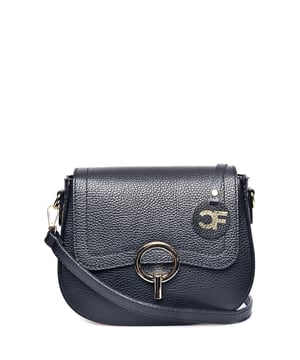 Crossbody tas
100% leer
Klepsluiting aan de bovenkant met sluiting
Interne ritssluiting aan de bovenkant
Binnenzak met rits
Tas wordt geleverd in washight of donker denim
Afmetingen: 19x22,5x7,5 cm
Schouderband: 110cm
