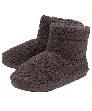 Dunlop Mens Memory Foam Boot SlippersWenn Sie auf der Suche nach Luxus sind, verwoben in einem Hausschuh mit allen Funktionen, die Sie brauchen, um bequeme, gemütliche Füße zu haben. Fühlen Sie sich sicher mit einer starren Rückseite, um Ihre Füße fest zu halten, so dass Sie überall herumrutschen. Die Memory-Foam-Sohle sorgt jedoch für eine optimale Dämpfung in der Sohle und somit für perfekten Komfort das ganze Jahr über. Wenn es draußen etwas kälter wird, können Sie sich auf das pelzähnliche Plüschfutter verlassen, das Ihre Füße umhüllt. Ursprünglich ein Reifenhersteller, begann Dunlop seine Verbindung mit Hausschuhen in den 1960er Jahren, als seine in Lancashire ansässige Fabrik begann, hochwertige Hausschuhe mit Gummisohlen zu produzieren, wobei die intelligente Technologie genutzt wurde, die ursprünglich für ihre bahnbrechenden Reifen entwickelt wurde. Die Marke Dunlop hat einen hervorragenden Wiedererkennungswert und ist ein Synonym für hohe Qualität und Zuverlässigkeit, was sich auch auf das Angebot an Hausschuhen und Freizeitschuhen erstreckt. Die Marke Dunlop hat einen guten Ruf, der sich auch auf ihr Angebot an Hausschuhen und Freizeitschuhen erstreckt. Sie bietet dem Verbraucher ein kreatives und inspiriertes Angebot an Schuhen, wobei der Schwerpunkt auf kreativen Verzierungen, innovativen Stoffen und hervorragendem Komfort liegt. Fantastisch für ein Weihnachts- oder Geburtstagsgeschenk. Es gibt 2 Farben zur Auswahl: Navy und Burgundy. Die Booties sind in den Größen 7-12 UK erhältlich.Weitere ProduktdetailsMarken-Dunlop Boot SlippersWeich und warmMemory Foam gepolsterte EinlegesohleGepolsterte Einlegesohle für ein besonders weiches GefühlWiderstandsfähige TraktionsgummisohleSchuhgröße 7-12 UKEine tolle GeschenkideeNur Handwäsche