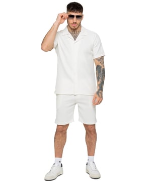Verhoog je zomerse stijl met onze Enzo Milano Heren Outfit Set, inclusief een geribbelde revere shirt met textuur en relaxte pasvorm shorts. Ervaar ultiem comfort met een knoopsluiting en verstelbare trekkoord tailleband, terwijl je er moeiteloos stijlvol uitziet met een revere kraag en enkele achterzak met paspel. Gemaakt van premium stof, is deze set perfect voor elke gelegenheid