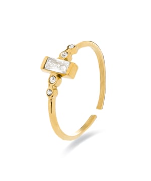 Anillo Lyt de Circonita Brillante acabado en oro amarillo de 18K. Basic encarna la sencillez refinada, piezas atemporales de líneas suaves el brillo adicional de las circonitas. Joyas básicas sin pretensiones que son perfectas para el uso diario, pero también pueden funcionar en ocasiones especiales.