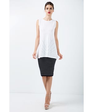 Falda ajustada a rayas de Conquista Fashion en tejido sostenible de punto elástico. Nuestra modelo mide 176 cm y lleva la talla 36/S. Fabricada en Grecia.