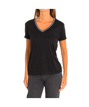 Camiseta Con Mangas Zumba. 
Color Negro
Clásica y versátil con un calce fácil. 
Cuello en pico. 
Gráfico en la espalda con motivos de la marca.
El tejido suave y elástico proporciona un ajuste cómodo y favorecedor.
Costuras vistas a tono.

Composición:  65% Poliéster, 35% Algodón.

-Utilizar lavadora a temperatura máxima 30º .
-Utilizar secadora.
-No se puede utilizar Lejía.
-Planchar a temperatura máxima 110º.