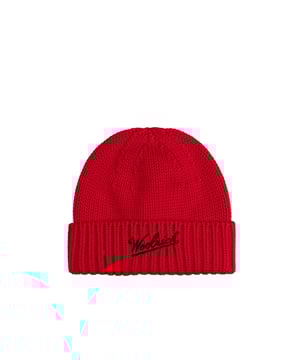 Entdecken Sie zeitlosen Stil und kuscheligen Komfort mit dieser Strickmütze. Die umgeschlagene Krempe in Rippstrickoptik verleiht der Mütze eine klassische und elegante Note. Ein kontrastierendes, aufgesticktes Logo setzt einen stilvollen Akzent und macht das Design besonders. Hergestellt aus weichen, hochwertigen Materialien, bietet die Mütze angenehme Wärme und optimalen Tragekomfort. Die vielseitige Passform macht sie zum idealen Begleiter für kalte Tage. Perfekt kombinierbar mit verschiedenen Outfits, verleiht sie jedem Look eine moderne, sportive Note. Die sorgfältige Verarbeitung garantiert Langlebigkeit und Beständigkeit. Diese Strickmütze ist ein Must-Have für modebewusste Menschen, die Wert auf Qualität und Design legen. Setzen Sie ein modisches Statement und genießen Sie den perfekten Mix aus Funktionalität und Stil. Ein Accessoire, das in keiner Wintergarderobe fehlen sollte.