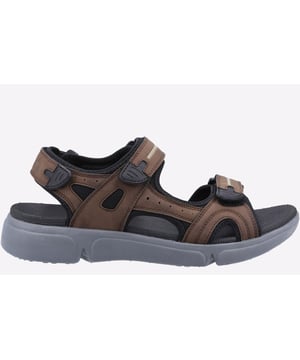 Stap in casual comfort met de Hush Puppies Castro-sandalen. Deze sportieve leren sandalen zijn gemaakt om in te bewegen, met een duurzame rubberen gripzool en een zacht voetbed dat je voeten bij elke stap omhult. Het rijke bruine leren bovenwerk houdt de stijl strak, geaccentueerd door de kenmerkende Hush Puppies-branding. Ga je volgende zomeravontuur aan in deze favoriete Castro-sandalen.