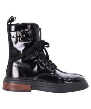 VINTAGE, UVP WIE NEU
Diese Kampfstiefel bis zur Wade bestehen aus auffälligem schwarzem Lackleder und verleihen ihnen eine markante und moderne Note. Ihr Design umfasst eine runde Zehenform, eine Schnürung im oberen Bereich, einen Schnallenverschluss an den Knöcheln und einen verdeckten Reißverschluss an den Seiten, die für einen sicheren Sitz und einen Hauch von rebellischem Flair sorgen. Die umschlagenden Riemen und das Holz-Fersendetail verleihen diesen Stiefeln ein Element rauer Eleganz, das sie zu einer auffälligen und vielseitigen Ergänzung Ihrer Garderobe macht.

Tod's Kampfstiefel aus schwarzem Lackleder
Zustand: Sehr gut
Tragespuren: Keine sichtbaren Abnutzungserscheinungen. Kein Makel an der Einlegesohle, leicht benutzt, aber sehr gut gepflegt. Kleine Markierungen an den Sohlen & Faltenbildung, leichte Abnutzungen an den Sohlen und Absätzen.
Verpackung: Keine
Farbe: Schwarz
Material: Leder | Leder
Größe: EU36/6
Maße: Einlegesohlenlänge: 230
SKU: NAPPUFRSH412108W