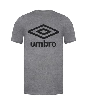 Presentando el clásico imprescindible de la famosa marca Umbro, la gran camiseta del logotipo. Esta camiseta es un armario esencial que combina la comodidad y el estilo sin esfuerzo. Con su corte simple pero a medida, está diseñado con la figura masculina en mente, asegurando un ajuste halagador.

Hecho a mano de 100% de algodón, esta camiseta ofrece una sensación suave y suave contra la piel. La construcción de alta calidad de la tela garantiza la durabilidad y la transpirabilidad, lo que permite el flujo de aire óptimo y la ventilación, especialmente en los días cálidos. Apreciará la comodidad y la frescura que brinda, lo que lo mantiene fresco durante todo el día.

La camiseta presenta un color elegante y sólido, que proporciona una opción versátil que se puede combinar fácilmente con una variedad de atuendos. Para agregar un toque de marca, un logotipo de Umbro prominente y llamativo adorna el cofre, que muestra su afinidad por la calidad y el estilo.

Perfecto para ocasiones casuales y ropa diaria, la camiseta del logotipo de Umbro Large es una elección confiable que combina sin esfuerzo la comodidad y la moda. Su tela superior, ajuste impecable y logotipo que llama la atención lo convierte en una adición esencial a su guardarropa.