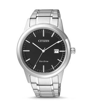 Diese Citizen Analog-Uhr für Herren ist das perfekte Schmuckstück zum Tragen oder Verschenken. Das silberne 40 mm runde Gehäuse in Kombination mit dem komfortablen Armband aus silbernem Edelstahl sorgt dafür, dass Sie dieses atemberaubende Zeitmesser ohne Kompromisse genießen können. Angetrieben von einem hochwertigen Eco-Drive Uhrwerk und wasserdicht bis zu 3 bar, wird Ihre Uhr weiterhin ticken. Diese klassische Uhr verfügt über eine Eco-Drive-Technologie (wird durch jede Lichtquelle aufgeladen; benötigt nie eine Batterie) - Die Uhr hat eine Kalenderfunktion: Datum, solarbetriebenes hochwertiges 21 cm langes und 25 mm breites Armband aus silbernem Edelstahl mit einer Klappschließe mit Druckknopf. Gehäusedurchmesser: 40 mm, Gehäusehöhe: 9 mm, Gehäusefarbe: Silber und Ziffernblattfarbe: Schwarz.