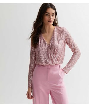 Body de manga larga con envoltura de lentejuelas, hecho de un tejido brillante de lentejuelas con forro, ¡asegura captar la luz con cada uno de tus movimientos! Esta pieza lujosa, que presenta un diseño de envoltura profunda en la parte delantera, seguramente atraerá miradas admirativas en tu próxima fiesta.