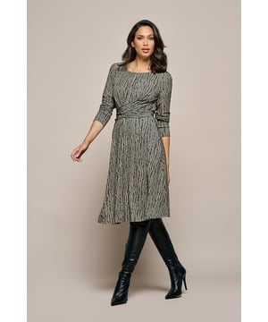 Draag een prachtige jersey print jurk van Mart Visser en straal. De Maddie print jurk in taupe/zwart is gemaakt van comfortabele jersey stretch stof en heeft een unieke taupekleurige grafische print. Deze stijlvolle jurk heeft een A-lijn rok met strikbanden die op verschillende manieren te knopen zijn. De jurk valt ruim over de knie, heeft lange mouwen en een bijzonder key-hole detail bij de hals. De jurk heeft een echte fit en flare pasvorm. De strikbanden in de taille creëren een flatterend effect bij de buik en de A-lijn rok geeft de jurk een speelse en zwierige uitstraling. Dresscode: maximaal vrouwelijk én maximaal comfort.