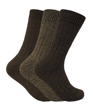Wenn Sie in der freien Natur unterwegs sind, ist es wichtig, dass Sie warm und bequem bleiben. Diese Socken aus einer Wollmischung sind speziell für diesen Zweck konzipiert. Diese Wollsocken im 3er-Pack halten Ihre Füße garantiert extra warm. Sie sind so konzipiert, dass sie die Wärme, die von Ihrer natürlichen Körperwärme kommt, einschließen. Zu den zusätzlichen Merkmalen gehört eine gepolsterte Sohle aus Frottee, die für zusätzlichen Komfort und Halt sorgt, was beim Gehen auf unebenem Gelände sehr hilfreich ist. Diese Socken haben auch einen einzigartigen Steg oben, der dafür sorgt, dass sie nicht so leicht herunterfallen. Im Gegensatz zu den meisten Wollsocken sind diese Socken so konzipiert, dass sie Ihre Füße atmen lassen. Diese Wollsocken sind in 4 verschiedenen Farben erhältlich, darunter braun, blau, schwarz und grau. Sie haben die Größe 6-11 UK 39-45 eur.