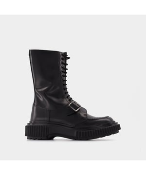 Estos botines son el toque final de un conjunto compuesto por unos vaqueros negros y una americana negra oversize, para un look a la vez chic y elegante